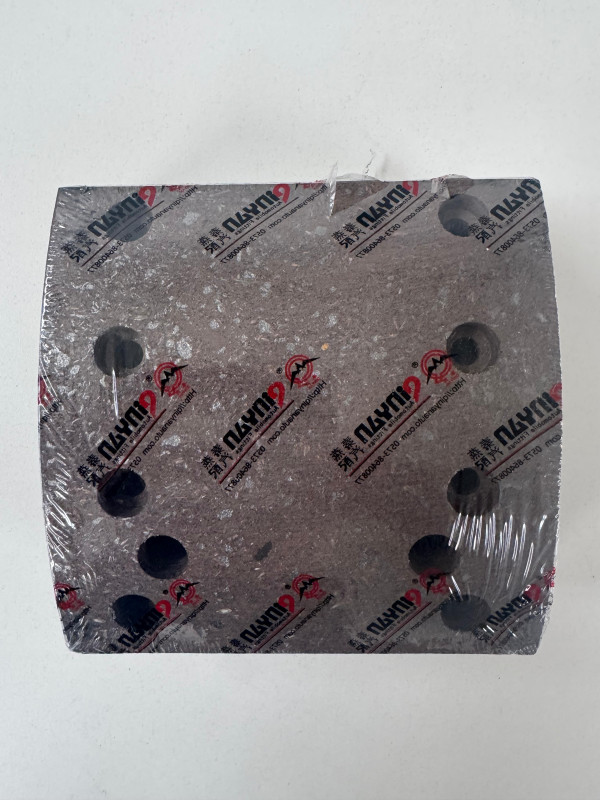 Накладка тормозная F2000/HOWO задняя (2 шт, 8+8отв) QINYAN WG9200340068 Carbon